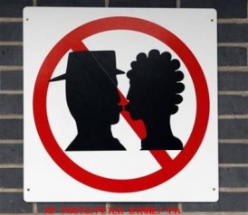 dilarang-berciuman